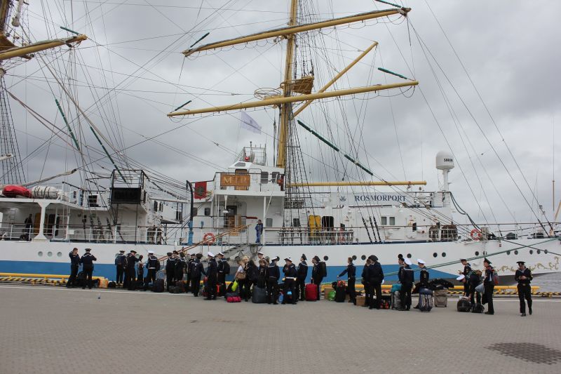 Где судно мир. Санкт-петербург макаровка парусник мир. Symphony of the seas в порту. Ледокол макаров. Парусник мир в норвегии.