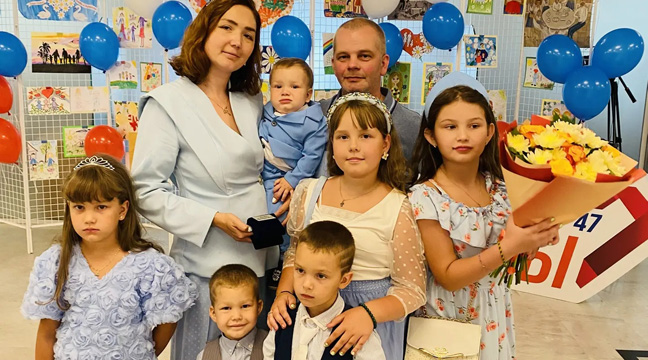 Работнику Северо-Западного бассейнового филиала в канун Дня семьи, любви и верности вручен памятный подарок