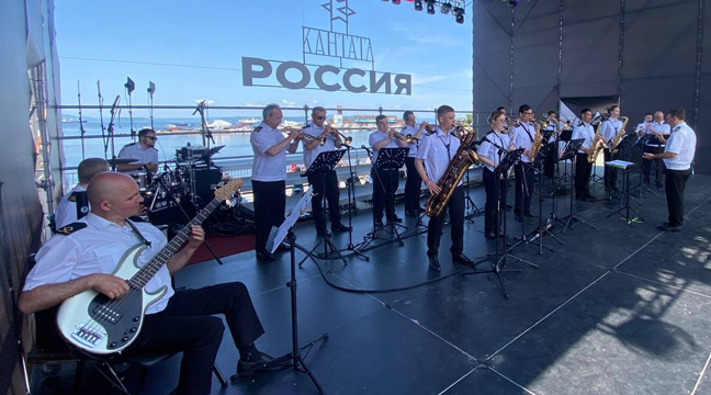 Оркестр Дальневосточного бассейнового филиала принял участие в праздничном мероприятии ко Дню России во Владивостоке Оркестр Дальневосточного бассейнового филиала принял участие в праздничном мероприятии ко Дню России во Владивостоке