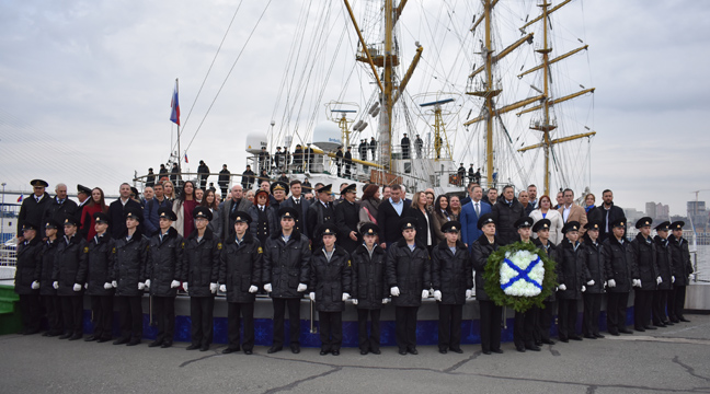 Директор Дальневосточного бассейнового филиала принял участие в торжественной церемонии по передаче памятного венка экипажу фрегата «Паллада» 