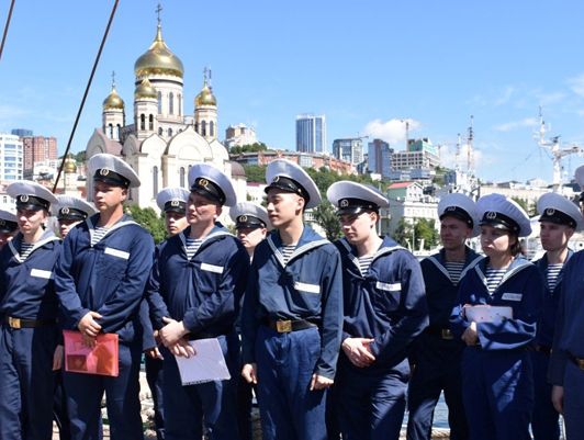 Парусник «Надежда» принял на борт смену курсантов