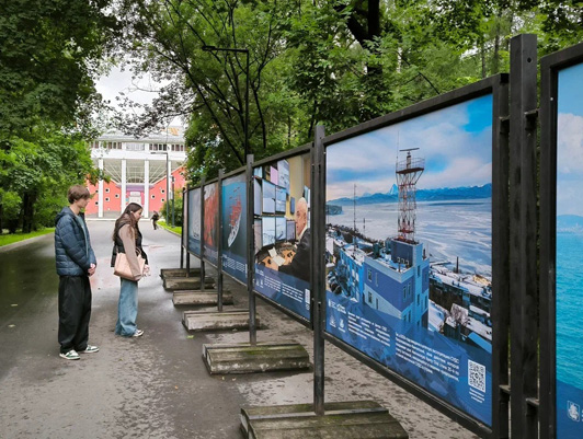 Фотовыставка ко Дню работников морского и речного флота открылась в парке «Сокольники»