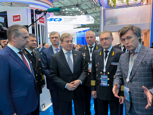 Заместитель Председателя Правительства России Виталий Савельев и Министр транспорта Андрей Никитин оценили работу автономного экосудна «Копорье»