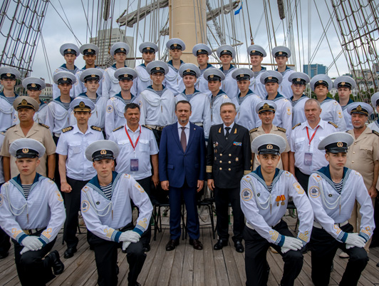 Министр транспорта России посетил парусник «Надежда» в рамках ВЭФ-2025