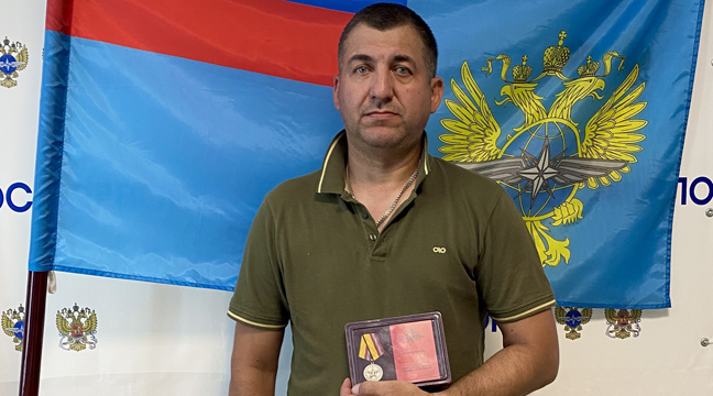 Работник Сахалинского филиала получил ведомственную награду Минобороны России