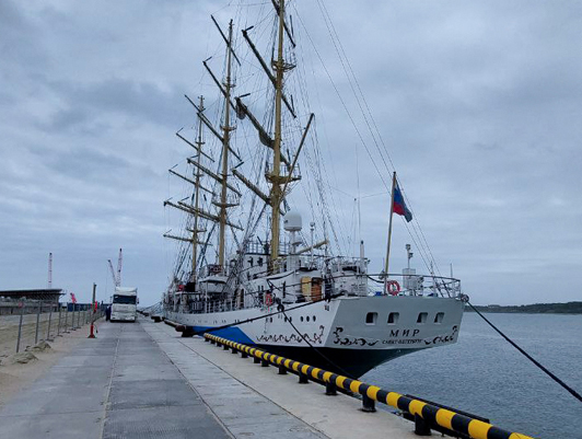 Парусник «Мир» совершил первый заход на международный морской терминал в г. Пионерском