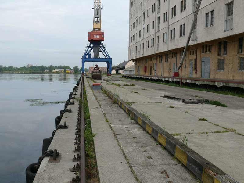 Парковка для катера. Стоянка судов у причалов. Причал у сегеже. 79 причал морского порта спб. Астрахань причал.